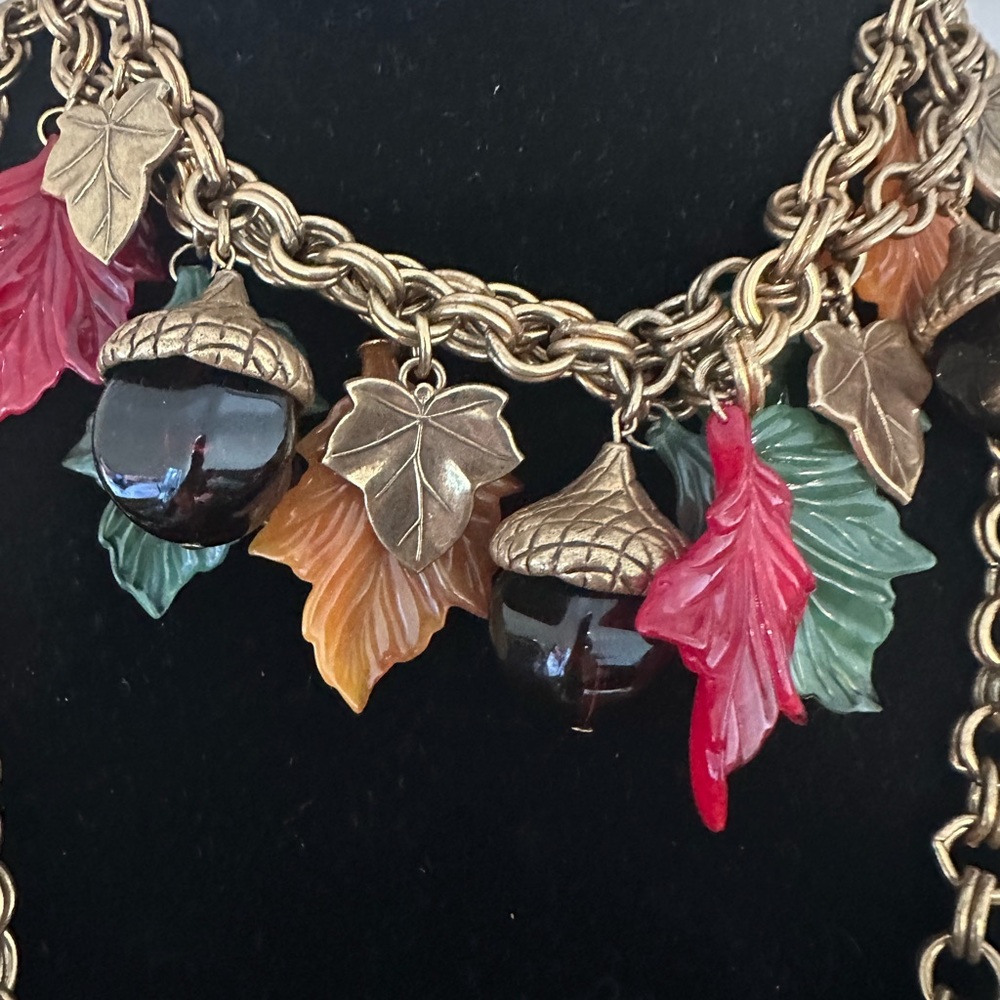 2 RARE 🍁 Juliana (D&E) BAKELITE acorn leaves Les Bernard necklace confirmed - Picture 3 of 11